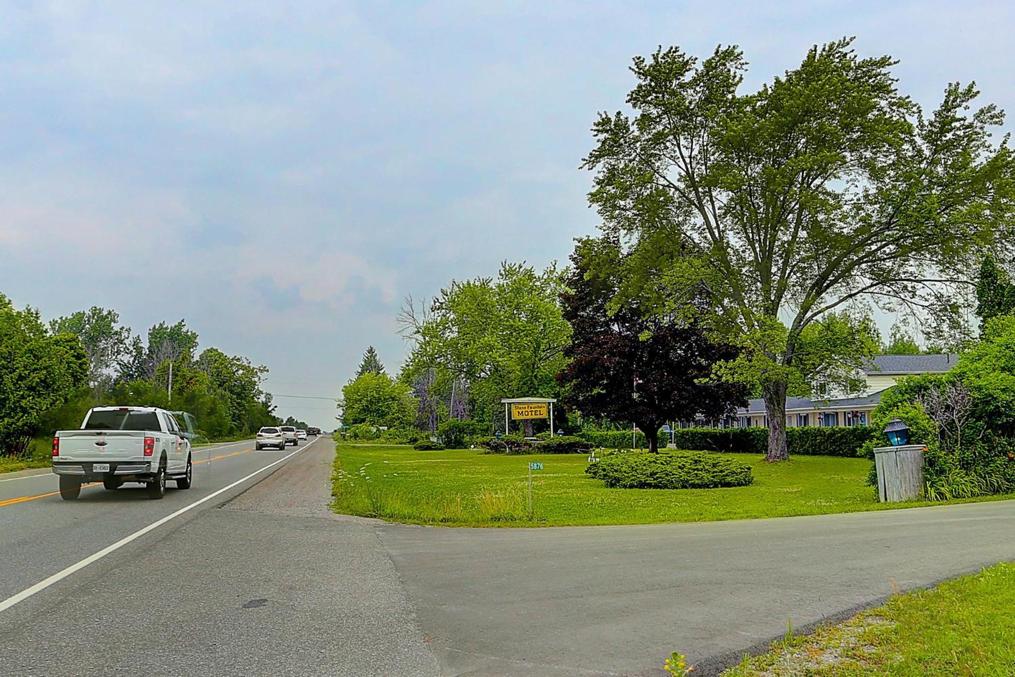 Stone Fountain Motel Fenelon Falls Bagian luar foto